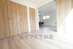 リビング横の洋室です。客間としてはもちろん、お子様のお昼寝スペースや書斎としても活躍してくれそうです＾＾ライフステージに合わせて様々な使い方ができそうです＾＾ 