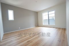 10帖。主寝室としてお使いいただけそうなこちらのお部屋は、日当たりが良く、爽やかな風を感じて起きる朝は、快適生活の始まりに。