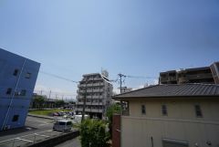 2階バルコニーからの眺望です。前面に遮るものがなく景色を一望できます。日当たりも良好。お洗濯物が良く乾きます。