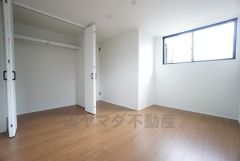 6.6帖。住む人のこだわりを活かす洋室＾＾広めのクローゼットもあり荷物もすっきり片付けられ、ゆとりのある暮らしが出来ます＾＾