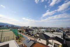 ルーフバルコニーからの眺望です。前面に遮るものがなく景色を一望できます。南向きで、日当たりも良好。お洗濯物が良く乾きます。
