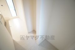 キッチン後方に設けられたパントリー。広さが十分に確保されているため、大きなお皿や使用頻度の少ない調理器具なども楽々収納できますね＾＾