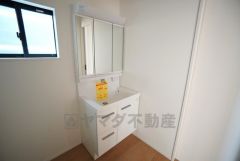 三面鏡裏収納付き洗面化粧台です＾＾ 歯磨きセットやスキンケア用品などの収納に便利ですね。 生活感も隠すことができ、来客時にも安心です。