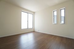 7.7帖洋室。主寝室としてお使いいただけそうなこちらのお部屋は、日当たりが良く、爽やかな風を感じて起きる朝は、快適生活の始まりに。