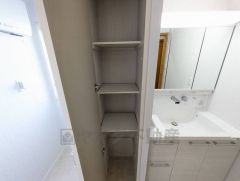 洗面台横には収納スペース付き＾＾タオルや衣類の収納に便利＾＾