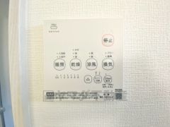 浴室暖房乾燥機には、暖房、乾燥、涼風、換気の4つの機能が付いています。タイマー付きです。換気・雨の日の洗濯も安心です＾＾