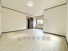 リビング別角度。家具を選ばないナチュラルなフローリングとシンプルなクロスです＾＾