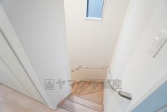 お子様も高齢の方も安心して上り下りができる手摺がついた安心設計です。 階段には小窓を配置しました。日中でも暗くなりがちな階段下が明るくなり安全ですね。