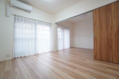 大きな掃き出し窓のあるリビングは、陽光あふれる明るい空間です。ゆったりと寛げる憩いの場となりそうです。 