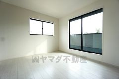 8.1帖。主寝室としてお使いいただけそうなこちらのお部屋は、日当たりが良く、爽やかな風を感じて起きる朝は、快適生活の始まりに。