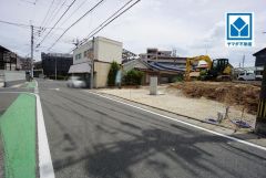 現地（2025年5月）撮影。前面道路は広く、車同士がすれ違うスペースが十分にあります。落ち着いた住宅地内で快適な生活を実現してみませんか＾＾
