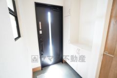 採光も考えられた明るい玄関です。たっぷり収納できるシューズボックス付きなので、家族全員の靴がきれいに整頓できます。 