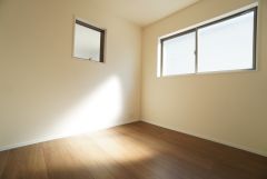 2面採光を確保した明るい室内は、風通しも良く、大変居心地の良い空間となっております。爽やかな風を感じて起きる朝は、快適生活の始まりに。