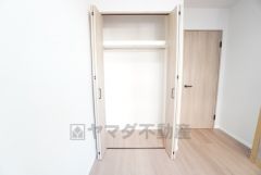 洋室にはハンガーパイプ付きのクローゼットが設けられています。たっぷり収納できるので衣替えの心配もいりませんね＾＾