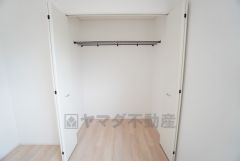 2階5.7帖洋室。洋室にはラック付きのクローゼットが設けられています。たっぷり収納できるので衣替えの心配もいりませんね＾＾