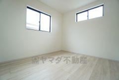 2面採光を確保した明るい室内は、風通しも良く、大変居心地の良い空間となっております。日当たりがよく、子供部屋としての利用もおすすめ。