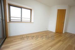 7帖。主寝室としてお使いいただけそうなこちらのお部屋は、日当たりが良く、爽やかな風を感じて起きる朝は、快適生活の始まりに。 