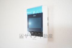 防犯はもちろん、セールスマン対策にもなるモニター付きインターホンです。 来訪者の顔が見えるので安心ですね＾＾