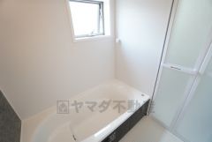 1日の疲れを癒すくつろぎのバスルーム。足を伸ばしてもゆったりと入れるサイズです。 窓付きなので換気も出来ます＾＾小窓付きなので換気も出来ます＾＾