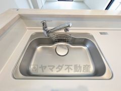 大きなお鍋も楽々洗える幅の広いシンクです＾＾ステンレスシンクなので簡単にお掃除できますよ。洗剤やスポンジもすっきりできる収納付き。