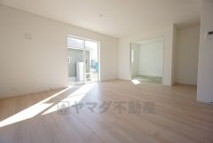 大きな掃き出し窓のあるリビングは、陽光あふれる明るい空間です。ゆったりと寛げる憩いの場となりそうです。