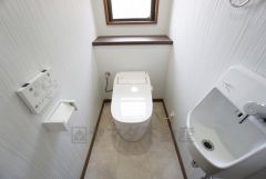 1階2階の2ヶ所にトイレがありますので、忙しい朝にも家族に気を使わず、ゆとりが生まれますね＾＾手洗いスペース付き＾＾ 