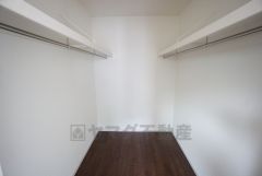 収納量たっぷりのウォークインクローゼット。ハンガーパイプ付で散らかりがちな洋服類もきれいに整理できます。