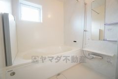 1日の疲れを癒すくつろぎのバスルーム。足を伸ばしてもゆったりと入れるサイズです。お子様と一緒にお風呂に入っても狭くないですね＾＾