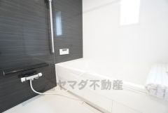 1日の疲れを癒すくつろぎのバスルーム。足を伸ばしてもゆったりと入れるサイズです。お子様と一緒にお風呂に入っても狭くないですね＾＾