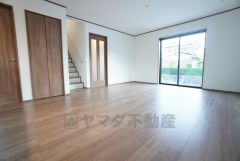 家族が集まる開放的なリビング。思い思いの時間を過ごしたり食事をしたり、素敵な団らんの場になりますね。