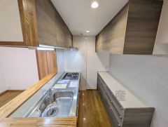 キッチン後方にはカップボードが設けられています。色味が統一されており、一体感＆スッキリとした印象に＾＾ 作業スペースが広がるのも嬉しいポイントです＾＾