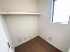 2階には居室から独立したファミリークローク付き。ご家族の衣類や荷物をまとめて収納できます＾＾適切な場所に配置することで生活動線を短くし、家事効率も高まりますね＾＾ 