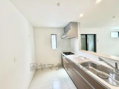 対面式キッチンなのでリビングにいるご家族とコミュニケーションを取りながら洗い物や、お料理が楽しめそうですね＾＾