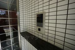 防犯性もばっちり、TVモニター付きインターホン完備。来訪者の顔が見えるので、安心＾＾お子さん1人での留守番時にも活躍しそうです。 