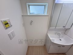 ランドリースペース上部には窓も付いており換気に便利です＾＾