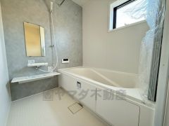 1日の疲れを癒すくつろぎのバスルーム。足を伸ばしてもゆったりと入れるサイズです。お子様と一緒にお風呂に入っても狭くないですね＾＾