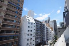 壁や屋根に守られながら、心地よい自然の光や風を感じることができ、ほどよく開放感のある空間がつくれます。