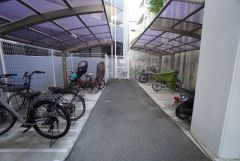 雨や直射日光、風雪から自転車を守り、自転車の劣化を防ぎます。雨の日の利用も快適です。