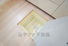 キッチンに床下収納があります。長期保存ができるもの、調理器具、防災グッズを入れておくのもいいですね。