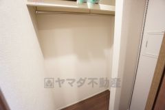 廊下にはハンガーパイプ付きの収納スペースを確保＾＾