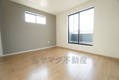 主寝室としてお使いいただけそうなこちらのお部屋は、日当たりが良く、爽やかな風を感じて起きる朝は、快適生活の始まりに。