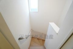 お子様も高齢の方も安心して上り下りができる手摺がついた安心設計です。 階段には小窓を配置しました。日中でも暗くなりがちな階段下が明るくなり安全ですね。