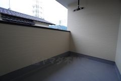 陽当たりの良いバルコニーです。お洗濯やお布団干しはもちろん、日光浴スペースにも。足元は防水工事施工済です。