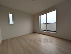 7帖。主寝室としてお使いいただけそうなこちらのお部屋は、日当たりが良く、爽やかな風を感じて起きる朝は、快適生活の始まりに。