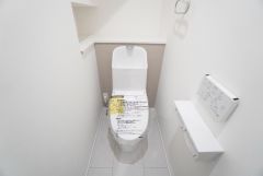1階・2階の2ヶ所にトイレを完備。忙しい朝の身支度や就寝前など、家族の使用タイミングが重なりやすい時間帯も安心です。