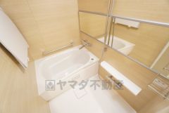 1日の疲れを癒すくつろぎのバスルーム。足を伸ばしてもゆったりと入れるサイズです。 浴室乾燥機で換気・雨の日の洗濯もばっちり＾＾