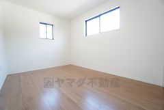 2面採光を確保した明るい室内は、風通しも良く、大変居心地の良い空間となっております。日当たりがよく、子供部屋としての利用もおすすめ。