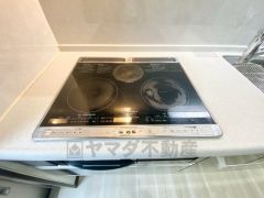 お手入れのしやすいIHクッキングヒーターです。3口コンロなので、効率よくお料理が楽しめます。毎日のお料理も楽しくなりますね＾＾