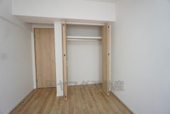 6帖。住む人のこだわりを活かす洋室＾＾広めのクローゼットもあり荷物もすっきり片付けられ、ゆとりのある暮らしが出来ます＾＾ 