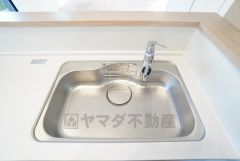 大きなお鍋も楽々洗える幅の広いシンクです＾＾ステンレスシンクなので簡単にお掃除できますよ。洗剤やスポンジもすっきりできる収納付き。